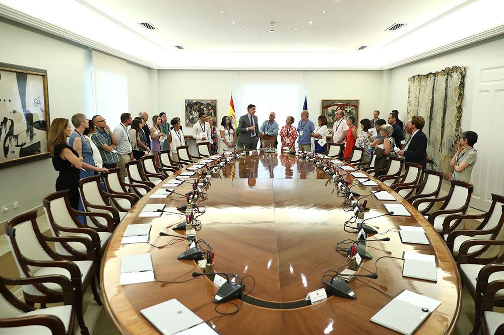 Pedro Sánchez acompañó ayer a los participantes del programa Moncloa Abierta en su recorrido por La Moncloa
