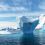 <p style="text-align: justify;">El hielo marino del Ártico alcanzó su extensión mínima anual el 12 de septiembre de 2026, cuando su superficie se redujo a aproximadamente 4,6 millones de kilómetros cuadrados.</p>
 
<p style="text-align: justify;">Los datos, publicados por la NASA y el Centro Nacional de Datos sobre Nieve y Hielo (NSIDC) de Estados Unidos, sitúan este mínimo entre los diez más bajos registrados desde que comenzaron las observaciones continuas por satélite, a finales de 1978.</p>
<p style="text-align: justify;">La extensión registrada este año iguala las cifras e 2008, 2010 y 2025, compartiendo el décimo puesto entre los mínimos más reducidos de toda la serie histórica. Aunque las condiciones meteorológicas han moderado el deshielo durante los últimos veranos, la situación del Ártico continúa siendo muy diferente a la observada hace varias décadas.</p>
<h3 style="text-align: justify;">El Ártico Registra Uno de sus Diez Mínimos Más Bajos</h3>
<p style="text-align: justify;">Cada año, el hielo marino del Ártico experimenta un ciclo natural de crecimiento y retroceso. Durante los meses más fríos y oscuros del otoño y el invierno, las bajas temperaturas favorecen la formación de hielo sobre el océano. Con la llegada de la primavera y el verano, el aumento de las temperaturas provoca su progresivo deshielo.</p>
<p style="text-align: justify;">Generalmente, la extensión mínima se alcanza en septiembre, antes de que el descenso de las temperaturas permita que el hielo comience a recuperarse.</p>
<p style="text-align: justify;">En 2026, ese momento llegó el 12 de septiembre, cuando la superficie helada se redujo hasta los 4,6 millones de kilómetros cuadrados.</p>
<p style="text-align: justify;">Sin embargo, el dato más significativo no corresponde únicamente a este año. Los 20 mínimos anuales más bajos de toda la serie de observaciones por satélite se han producido consecutivamente entre 2007 y 2026, una tendencia que refleja los profundos cambios experimentados por el océano Ártico durante las últimas décadas.</p>
<h3 style="text-align: justify;">¿Por qué se ha estabilizado el deshielo en los últimos años?</h3>
<p style="text-align: justify;">Uno de los aspectos más interesantes de las observaciones recientes es que la extensión mínima del hielo marino del Ártico ha mostrado cierta estabilidad durante los últimos años, aunque continúa muy por debajo de los niveles registrados al comienzo de las mediciones.</p>
<p style="text-align: justify;">Los científicos señalan que las condiciones meteorológicas desempeñan un papel fundamental en las variaciones anuales del deshielo.</p>
<p style="text-align: justify;">Linette Boisvert, investigadora especializada en hielo marino del Centro de Vuelo Espacial Goddard de la NASA, explica que el aumento de la nubosidad durante los últimos veranos ha contribuido a reducir la cantidad de radiación solar que alcanza la superficie del océano.</p>
<p style="text-align: justify;">Esta mayor cobertura nubosa ha limitado el calentamiento adicional y, en consecuencia, ha frenado parte del deshielo que podría haberse producido.</p>
<p style="text-align: justify;">No obstante, esta estabilización reciente no significa que el hielo marino se haya recuperado. Walt Meier, investigador del NSIDC, destaca que la extensión continúa siendo considerablemente inferior a la registrada durante las primeras décadas de observaciones.</p>
<p style="text-align: justify;">Los datos de la NASA indican que la extensión mínima del hielo marino ártico presenta una tendencia descendente de aproximadamente un 12,2 % por década.</p>
<h3 style="text-align: justify;">La Antártida también experimenta cambios inusuales</h3>
<p style="text-align: justify;">Mientras el Ártico alcanza su extensión mínima anual, en el extremo opuesto del planeta el hielo marino de la Antártida se aproxima a su máximo estacional, que generalmente se produce entre finales de septiembre y principios de octubre.</p>
<p style="text-align: justify;">Sin embargo, este año los científicos han observado un comportamiento especialmente llamativo.</p>
<p style="text-align: justify;">Durante agosto, la extensión del hielo marino antártico disminuyó aproximadamente 300.000 kilómetros cuadrados en tan solo seis días, antes de reanudar su crecimiento estacional.</p>
<p style="text-align: justify;">Los investigadores consideran que esta reducción estuvo relacionada con las condiciones meteorológicas, que desplazaron y compactaron el hielo delgado y móvil situado en los límites exteriores de la superficie helada.</p>
<p style="text-align: justify;">Aunque estas fluctuaciones son relativamente habituales, la magnitud de la reducción registrada en agosto resultó inusual.</p>
<p style="text-align: justify;">A diferencia del Ártico, que está rodeado por grandes masas continentales, la Antártida está rodeada por océanos abiertos. Esta característica permite que su hielo marino responda con mayor libertad a los cambios en los vientos y las condiciones meteorológicas.</p>
<p style="text-align: justify;">Por este motivo, las variaciones de un año a otro son mucho más pronunciadas en el hemisferio sur, lo que dificulta establecer tendencias a largo plazo a partir de periodos relativamente cortos.</p>
<h3 style="text-align: justify;">Casi medio siglo vigilando el hielo desde el espacio</h3>
<p style="text-align: justify;">Los satélites han permitido a los científicos estudiar la evolución del hielo marino polar durante casi cinco décadas, proporcionando información fundamental para comprender los cambios que experimenta el clima terrestre.</p>
<p style="text-align: justify;">Las observaciones continuas comenzaron a finales de 1978 con el satélite Nimbus-7 de la NASA. Posteriormente, diferentes instrumentos instalados en satélites meteorológicos y misiones científicas han permitido mantener una serie histórica prácticamente ininterrumpida.</p>
<p style="text-align: justify;">Actualmente, los investigadores continúan utilizando las mediciones del instrumento AMSR2, lanzado en 2012 a bordo del satélite japonés GCOM-W.</p>
<p style="text-align: justify;">Estos instrumentos permiten observar las regiones polares incluso durante la oscuridad del invierno y bajo condiciones de nubosidad, ofreciendo una perspectiva global imposible de obtener únicamente mediante observaciones desde la superficie.</p>
<p style="text-align: justify;">Gracias a estas mediciones, los científicos pueden comparar la extensión del hielo de cada temporada con los registros históricos, identificar tendencias y estudiar la influencia de las condiciones atmosféricas y oceánicas.</p>
<h3 style="text-align: justify;">¿Qué significa el mínimo de 2026 para el cambio climático?</h3>
<p style="text-align: justify;">El mínimo de hielo marino registrado en septiembre de 2026 confirma que el Ártico continúa presentando una extensión helada considerablemente inferior a la observada durante las primeras décadas de la era satelital.</p>
<p style="text-align: justify;">Aunque las condiciones meteorológicas pueden favorecer temporalmente una mayor conservación del hielo, las observaciones a largo plazo muestran una reducción persistente de su extensión estival.</p>
<p style="text-align: justify;">Esta pérdida tiene importantes consecuencias para el sistema climático terrestre. El hielo marino refleja gran parte de la radiación solar que recibe, mientras que el océano descubierto absorbe una proporción mucho mayor de esa energía. Por tanto, la reducción de la superficie helada favorece un mayor calentamiento del agua, un fenómeno conocido como retroalimentación hielo-albedo.</p>
<p style="text-align: justify;">Los científicos continuarán vigilando la evolución de ambos polos durante los próximos meses. En particular, la NASA y el NSIDC anunciarán el máximo anual del hielo marino antártico una vez que se confirme que ha finalizado su periodo de crecimiento estacional.</p>
<p style="text-align: justify;">Los datos de 2026 recuerdan que, aunque el deshielo del Ártico puede variar considerablemente de un año a otro, las observaciones de las últimas décadas siguen mostrando una transformación profunda de una de las regiones más sensibles al calentamiento global de nuestro planeta.</p>