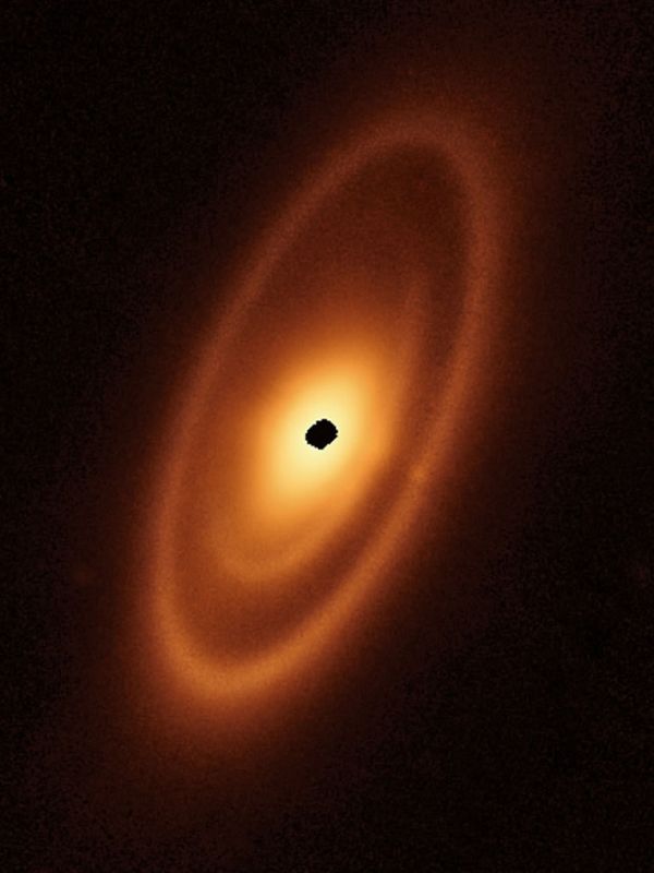 Webb descubre sorpresas al observar el cinturón de asteroides de Fomalhaut