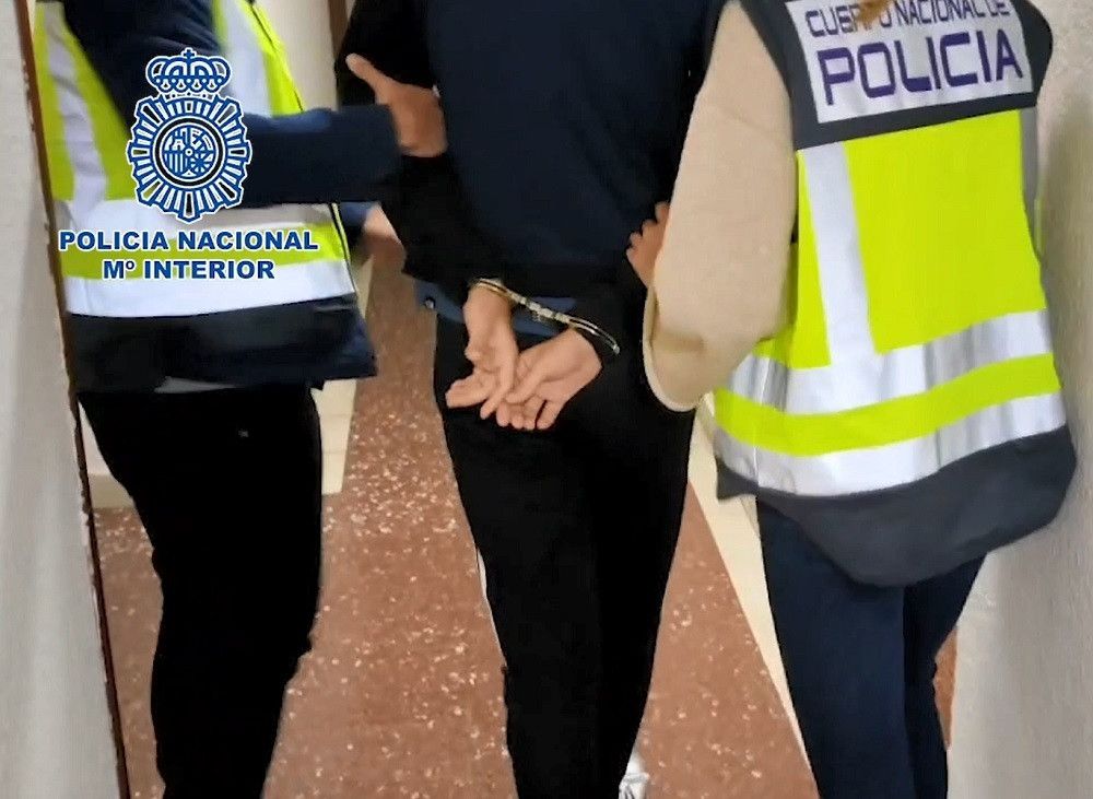 La Policía Nacional detiene a cuatro personas por colgar de un puente un maniquí con la camiseta de Vinicius