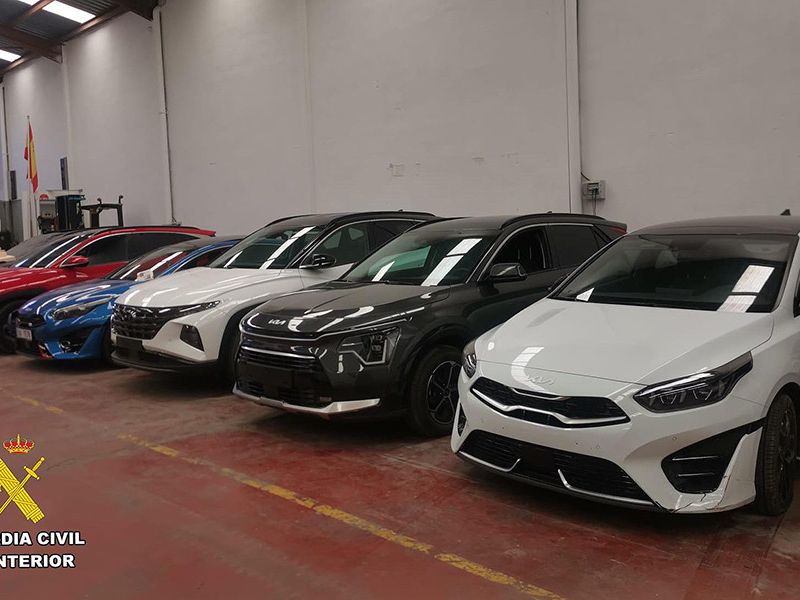 Desarticulada una organización delictiva especializada en el robo, falsificación y receptación de vehículos para su venta en otros países
