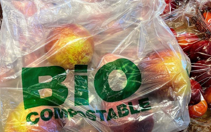 Un estudio preliminar muestra mayor toxicidad en bolsas compostables que en las de plástico convencional