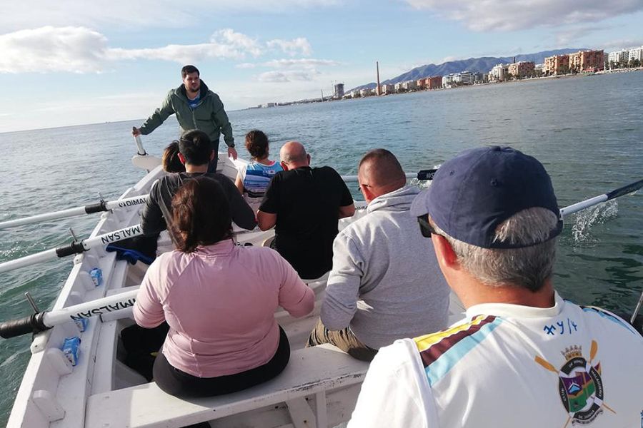 Más de 200 personas disfrutan de la Senda Azul y de la experiencia de remar en jábegas en el litoral malagueño