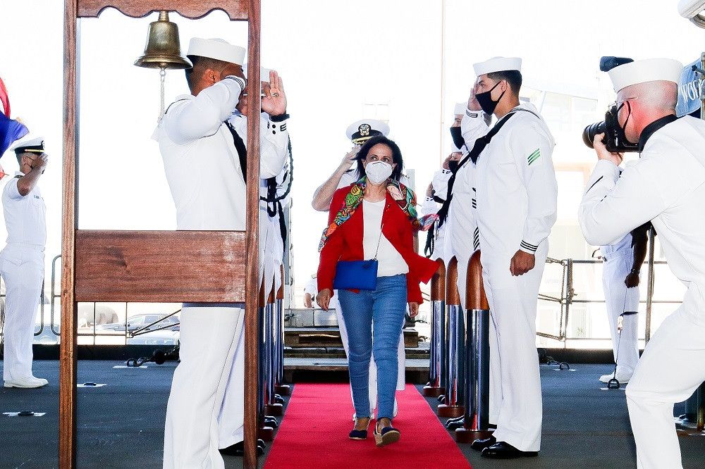 La ministra de Defensa visita en Rota el buque USS Hershel Woody Williams’