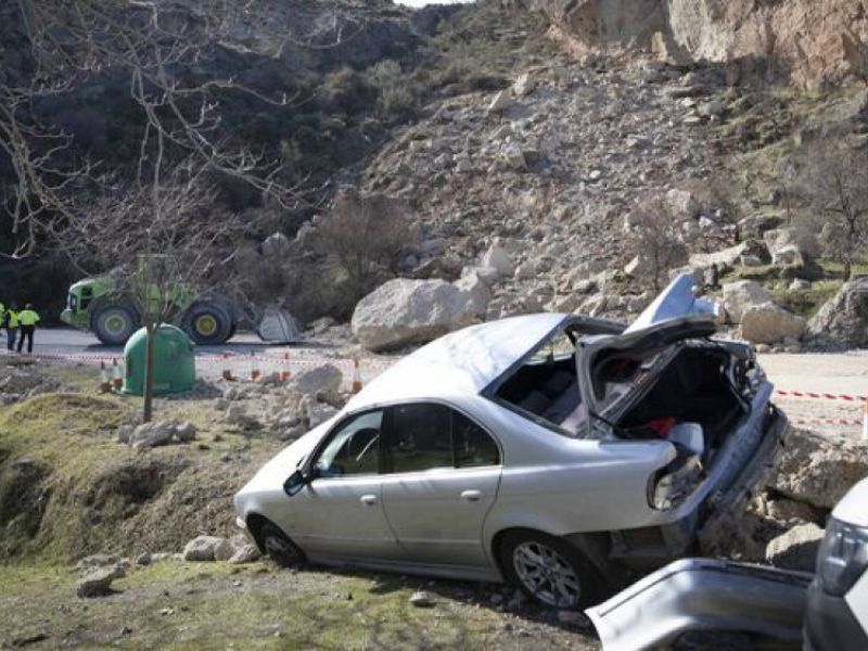 Continúa cortada la carretera a Sierra Nevada (A-395) por el desprendimiento de ayer