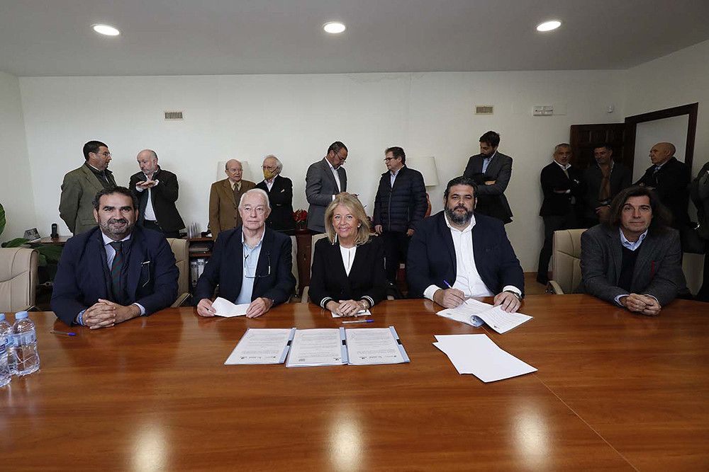 El Ayuntamiento firma un convenio con Acosol y la comunidad de propietarios de Hacienda Las Chapas para la ejecución de obras de mejora del saneamiento integral que beneficiarán a más de un millar de residentes de la urbanización