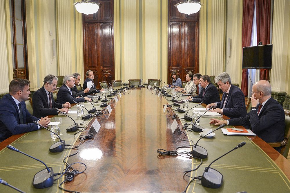 Reunion del ministro de Agricultura con el sector de los frutos rojos para calmar los ánimos por la campaña contra la fresa de Huelva en Alemania