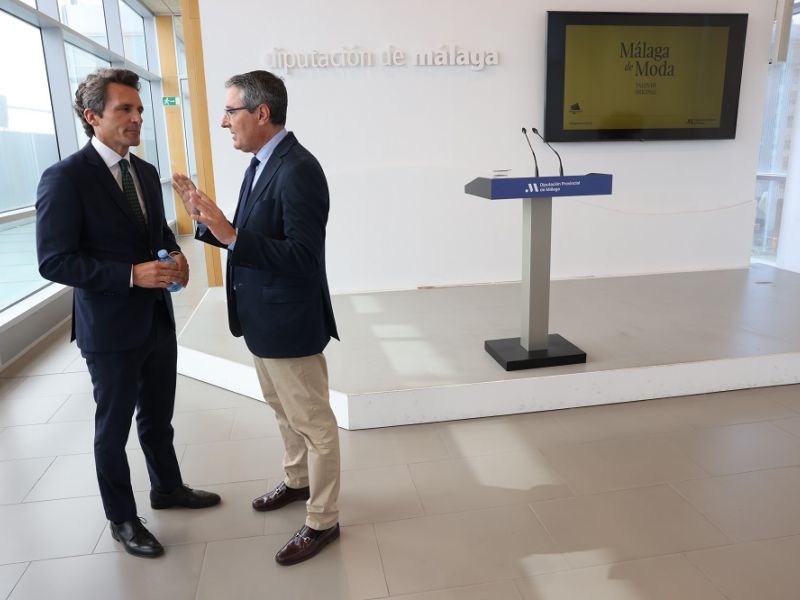 El presidente de la institución provincial, Francisco Salado (d), y el director de McArthurGlen Designer Outlet Málaga, Javier Mendizábal, han firmado un acuerdo de colaboración para establecer la hoja de ruta de estas actividades. / Dip. Provincial