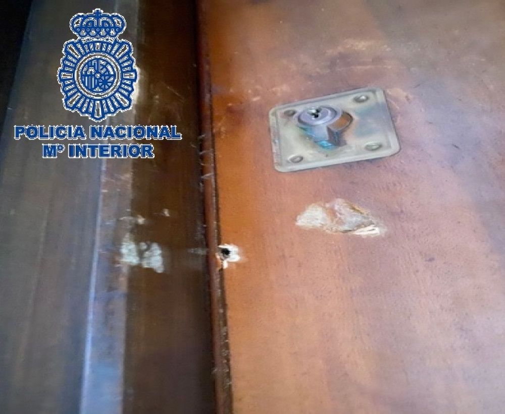 Detenido en Fuengirola un hombre por dejar encerrado en su domicilio a un vecino, atornillando desde fuera la puerta al marco, e insultarle por su orientación sexual