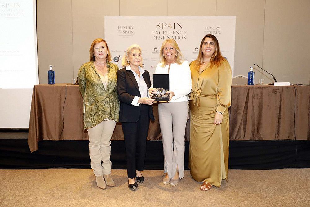 La alcaldesa subraya que el premio Diamante de la Excelencia “es un reconocimiento a la apuesta de Marbella por una oferta de calidad y su aportación al sector del lujo”