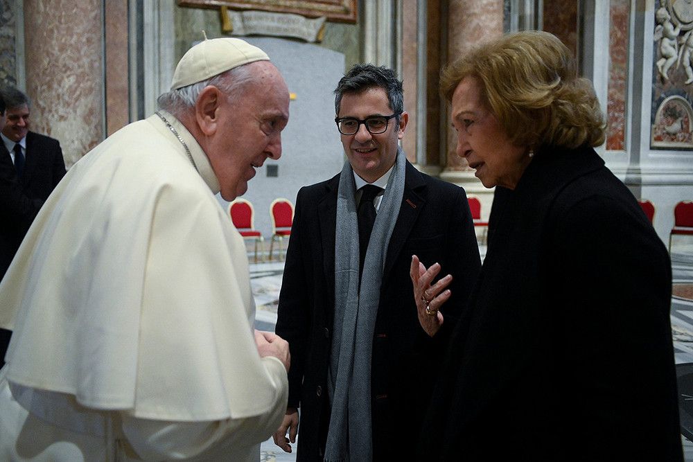 La reina doña Sofía y el ministro Félix Bolaños trasladan las condolencias de España a la comunidad católica en el funeral de Benedicto XVI