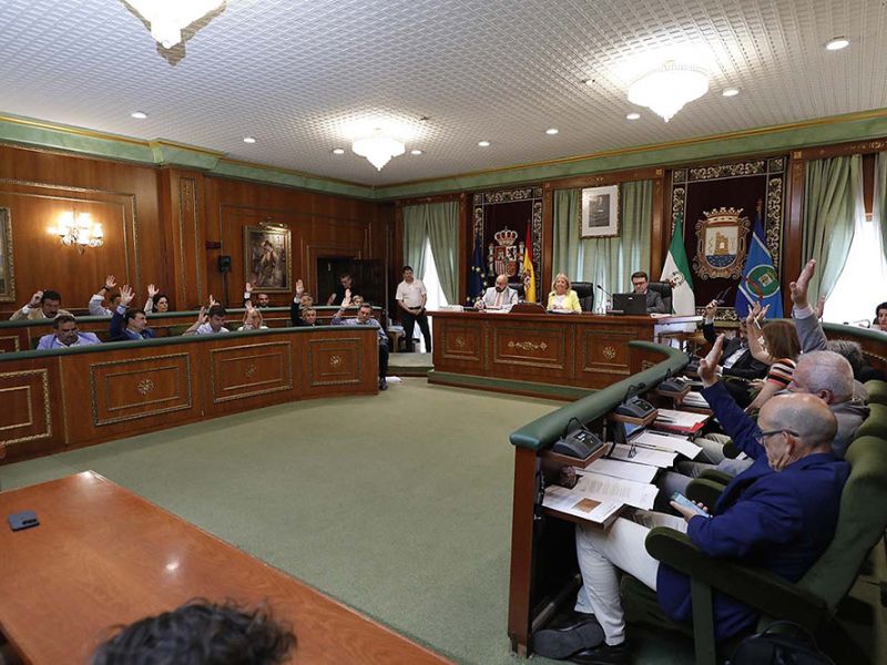 El Pleno reconoce a una veintena de vecinos con la concesión de los títulos de Ciudadanos Honorarios y la asignación de calles del municipio