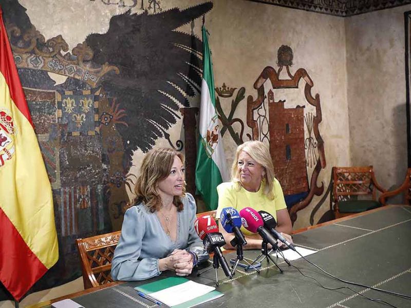 La alcaldesa aborda con la delegada del Gobierno andaluz en la primera visita institucional del mandato actuaciones en marcha y nuevos proyectos para la ciudad
