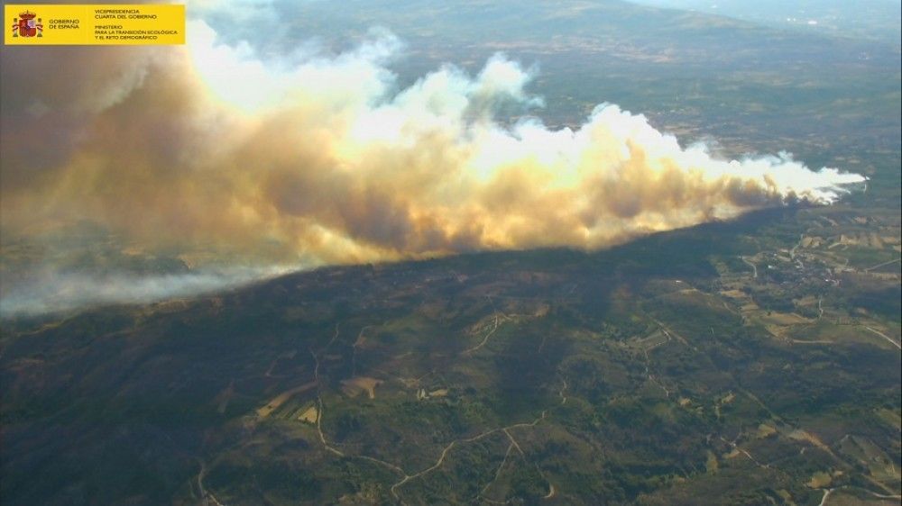 El MITECO envía 2 brigadas y 7 aviones para apoyar las tareas de extinción del incendio declarado en Monterrei (Ourense)