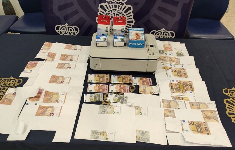Sorprendido en Ronda un conductor con billetes falsos e intervenida en su domicilio la logística para fabricarlos
