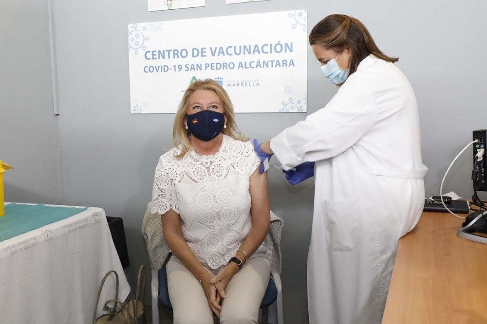 La alcaldesa anima a los ciudadanos a vacunarse “en cuanto reciban la llamada de sus centros de salud”