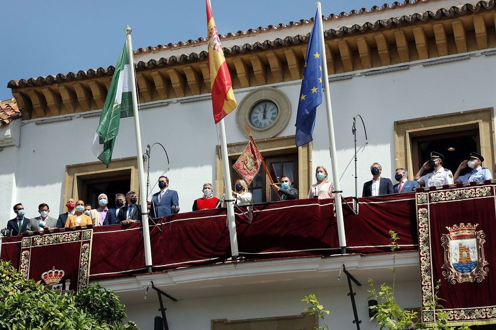 La colocación del Pendón de la ciudad en el balcón del Ayuntamiento y la izada de banderas han marcado la jornada previa del Día Grande de Marbella en honor al Santo Patrón San Bernabé