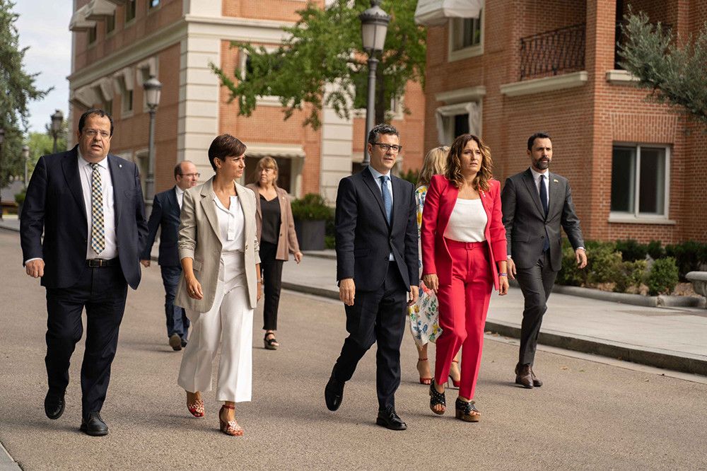 Opaco acuerdo entre el Gobierno de Pedro Sánchez y los secesionistas catalanes para "desjudicializar" las ilegalidades cometidas por los independentistas