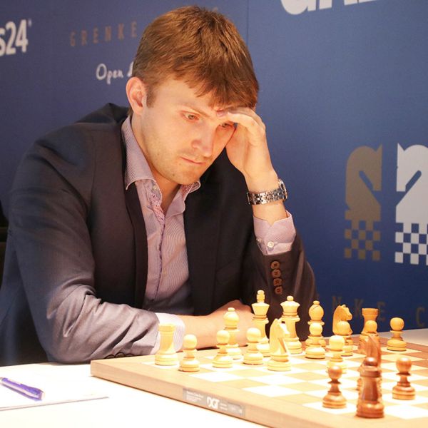 El campeón de ajedrez Nikita Vitiugov busca esta tarde la jugada maestra en La Térmica