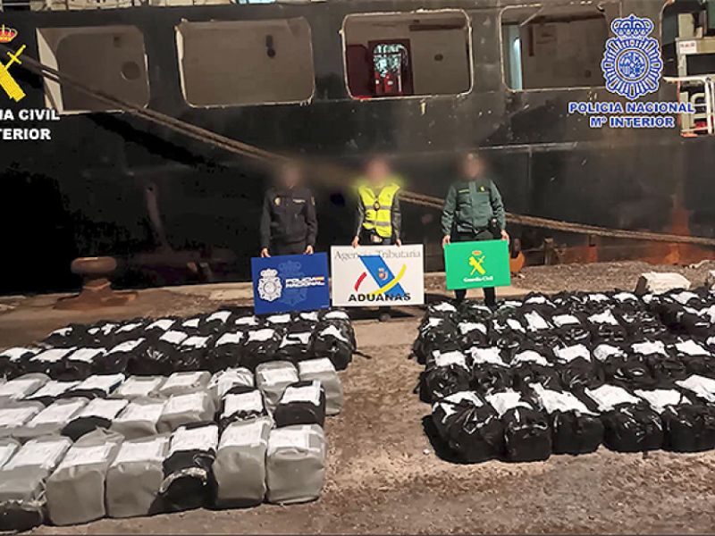 Interceptado un carguero con 4.500 kilos de cocaína al este de Canarias y detenidos sus 15 tripulantes