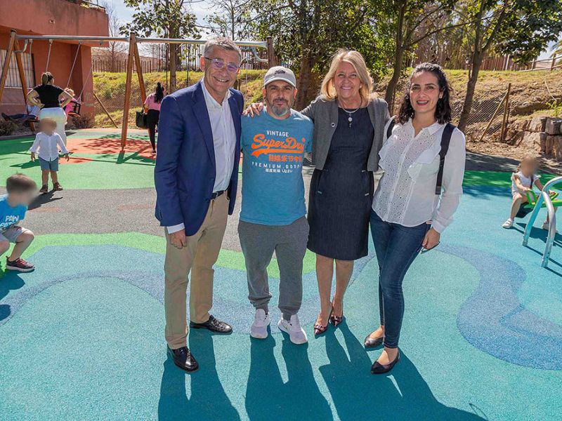 El Ayuntamiento concluye la remodelación integral de la plaza de 1.250 metros cuadrados junto a la calle Del Pilar, en San Pedro Alcántara, y que incluye juegos infantiles de temática pirata