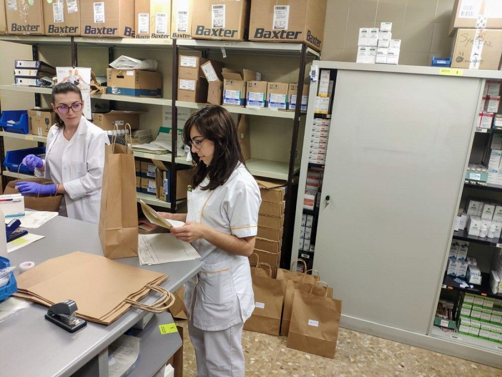El Hospital Costa del Sol pone en marcha un servicio temporal de dispensación delegada de medicación hospitalaria a domicilio