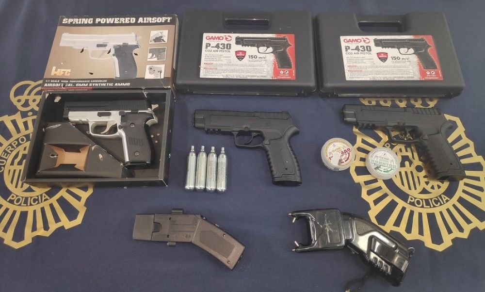 Tres jóvenes detenidos por amenazar a un vigilante de seguridad con una pistola en una urbanización de Marbella