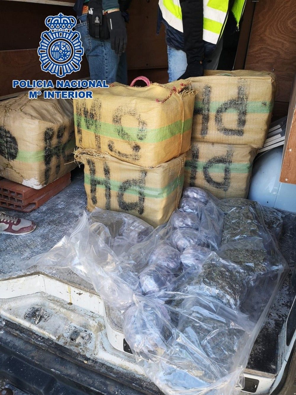 Intervenidos 170 kilogramos de hachís y 3 de marihuana cuando eran trasladados desde Estepona hasta Francia