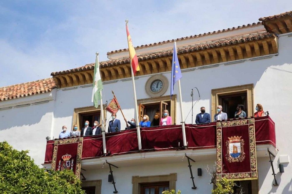 Marbella celebra el acto de colocación del Pendón en el balcón del Ayuntamiento