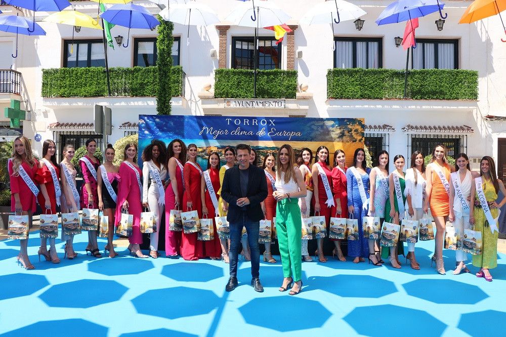 El centro histórico de Torrox acoge la presentación de las candidatas a Miss España