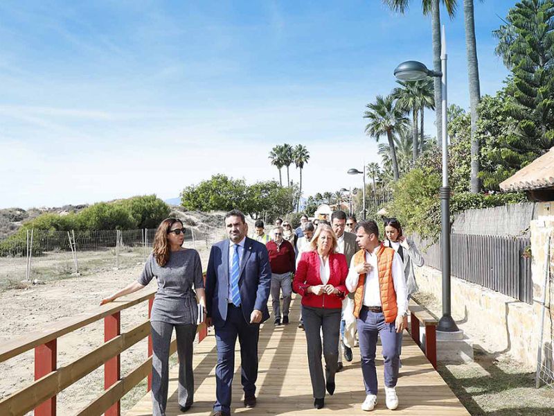 El Ayuntamiento y Acosol culminan un nuevo tramo de la senda litoral que une Río Real con Los Monteros a través de una pasarela y mejora el saneamiento integral en todo el entorno