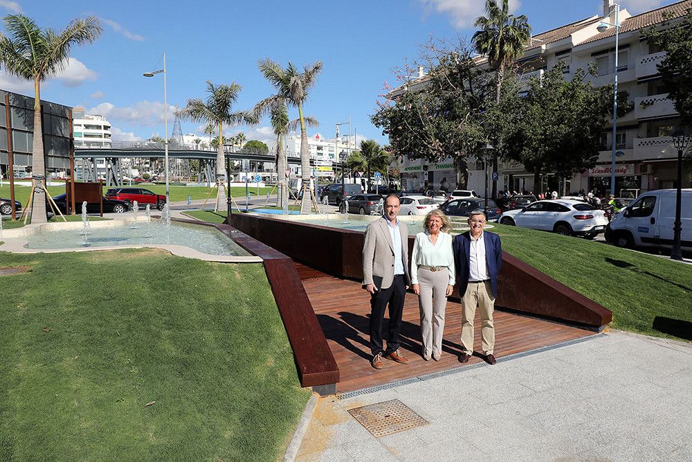 La avenida del Mediterráneo de San Pedro Alcántara estrena un nuevo parque con una fuente transitable inspirada en la pila bautismal de la Basílica Vega del Mar