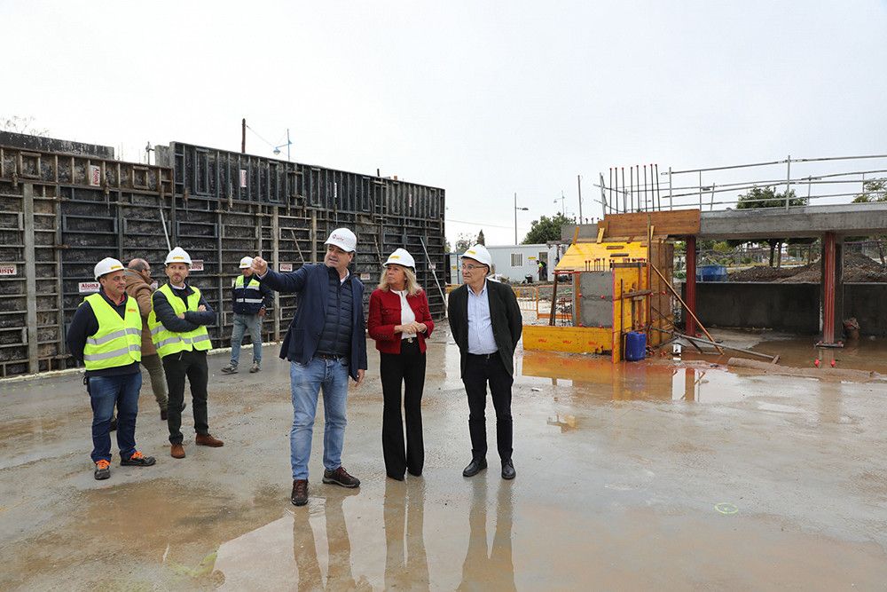 La alcaldesa destaca que el nuevo pabellón polideportivo que se construye en el ensanche sur de San Pedro Alcántara responde a un proyecto “moderno y versátil” y estará finalizado en 2023