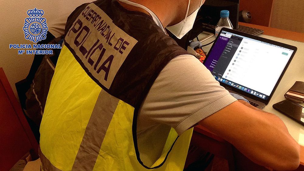 La Policía Nacional detiene en Fuengirola a una mujer por estafar más de 60.000 euros mediante el método “man in the middle”