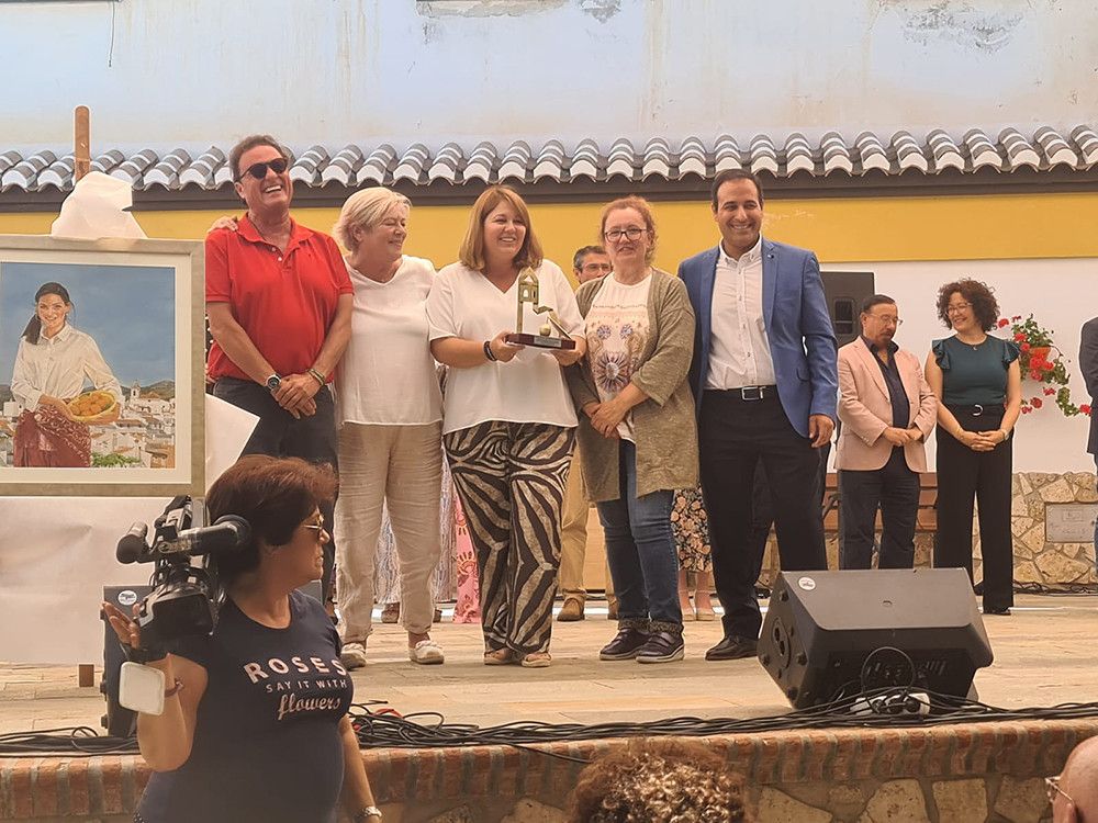 Sayalonga reconoce al Centro de Información del Turismo Interior de la Diputación en el Día del Níspero