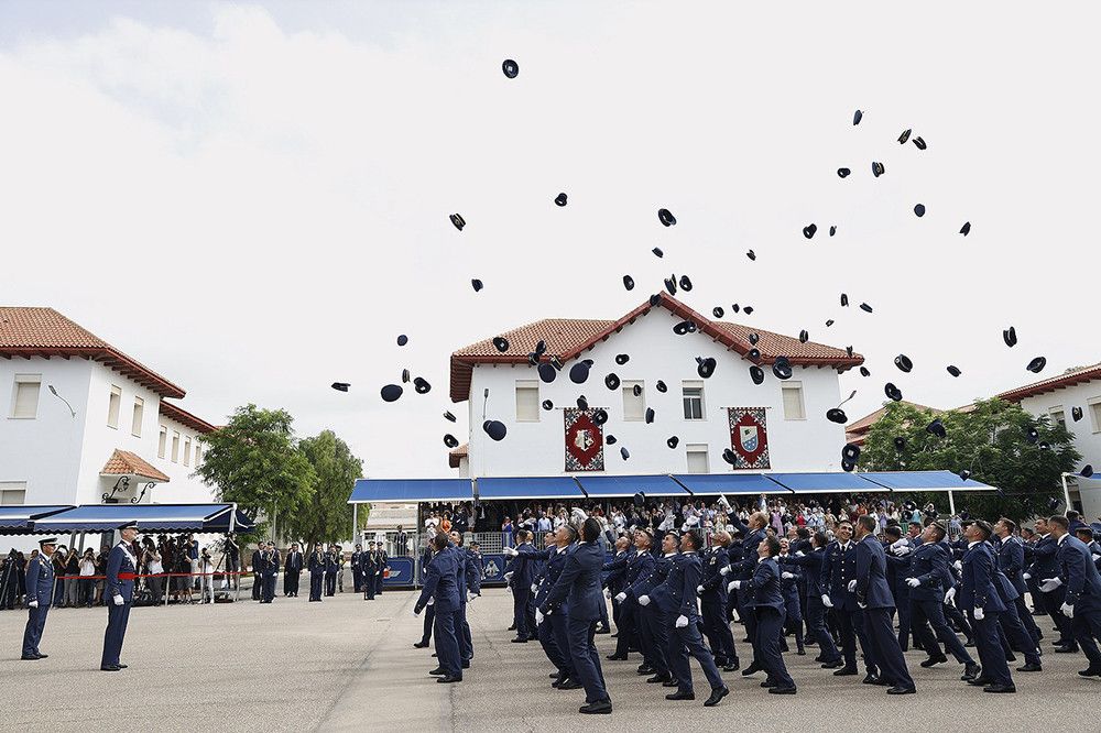 El rey preside la entrega de despachos en la Academia General del Aire de San Javier