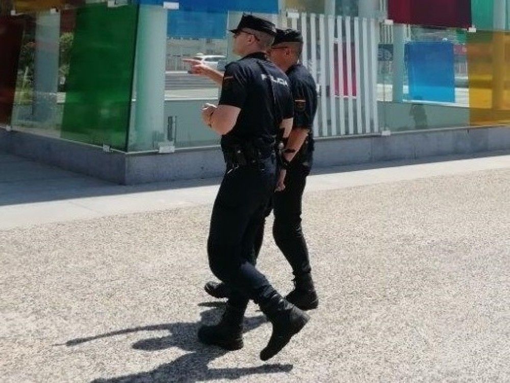La Policía Nacional detiene a  tres personas en Málaga por menudeo de drogas y se incauta de 65 “papelinas”