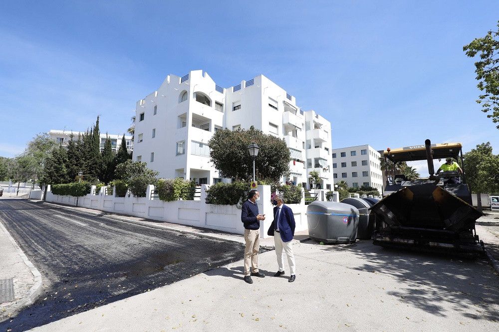 La Tenencia de Alcaldía de San Pedro Alcántara renueva 6.000 m2 de asfalto en una decena de calles de la zona sur
