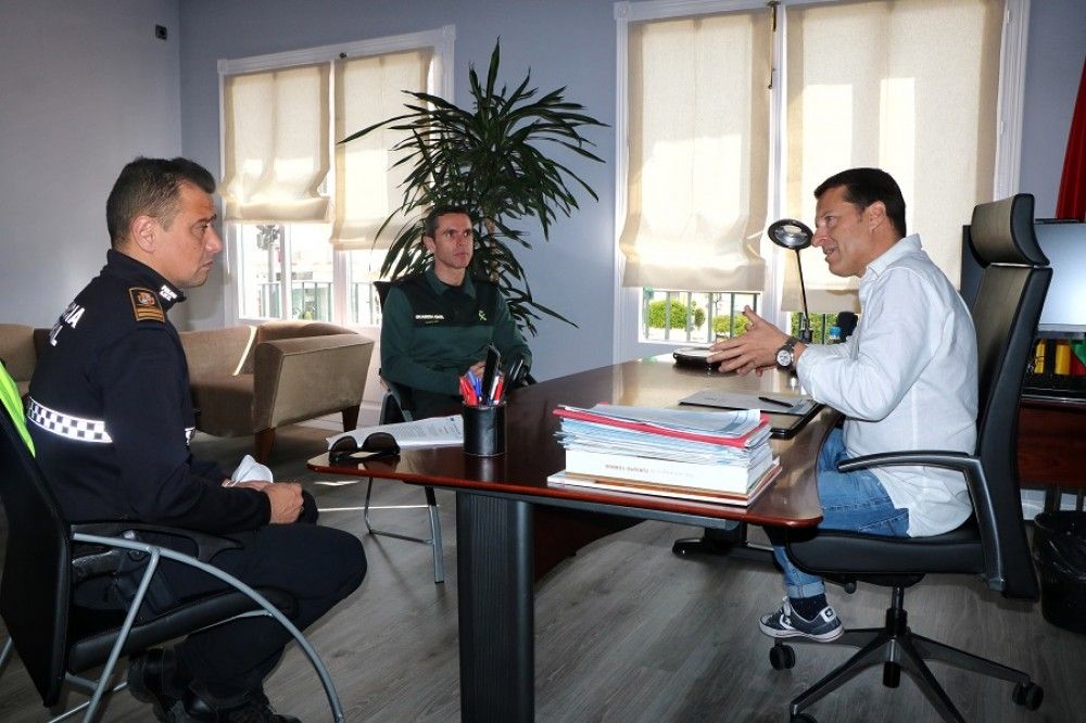 El alcalde de Torrox se reúne con los mandos de Policía Local y Guardia Civil para coordinar la aplicación del nuevo decreto del Gobierno