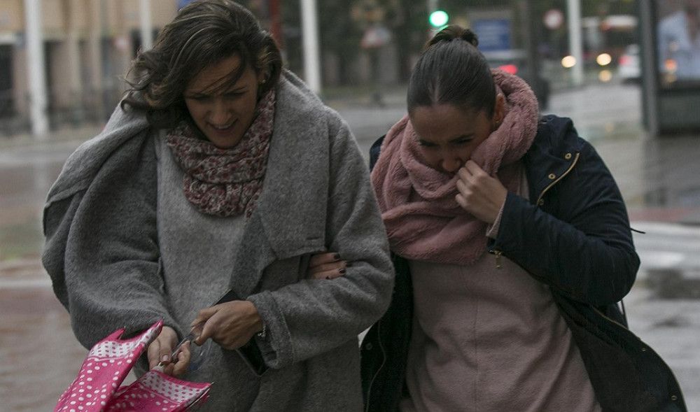 El 112 coordinó ayer más de 70 incidencias por el viento, principalmente en Málaga y en Cádiz