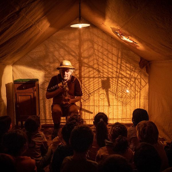 Farrés Brothers cautiva a las familias con teatro de sombras en La madriguera’ y elementos audiovisuales en Órbital’