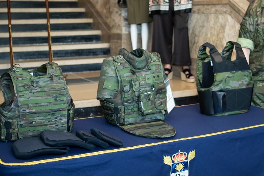 El Ejército dispone ya del nuevo chaleco antifragmentos diseñado para el personal femenino