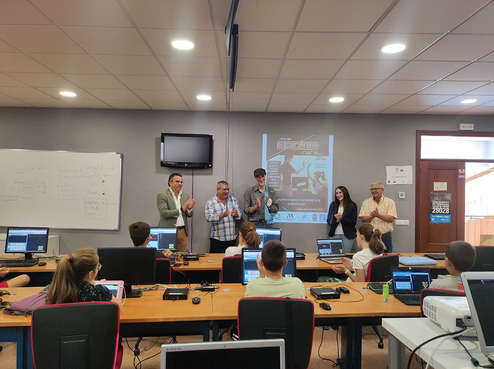 La Diputación impulsa la formación en programación para que jóvenes cualificados puedan asentarse en sus municipios de origen