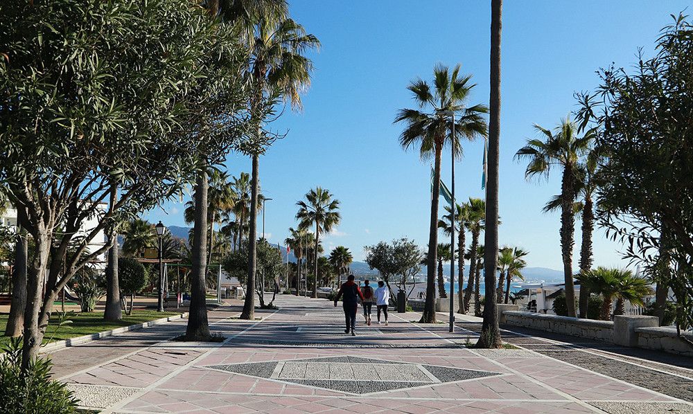 El Ayuntamiento culmina los trabajos de reforma del Paseo Marítimo en la zona este de Puerto Banús