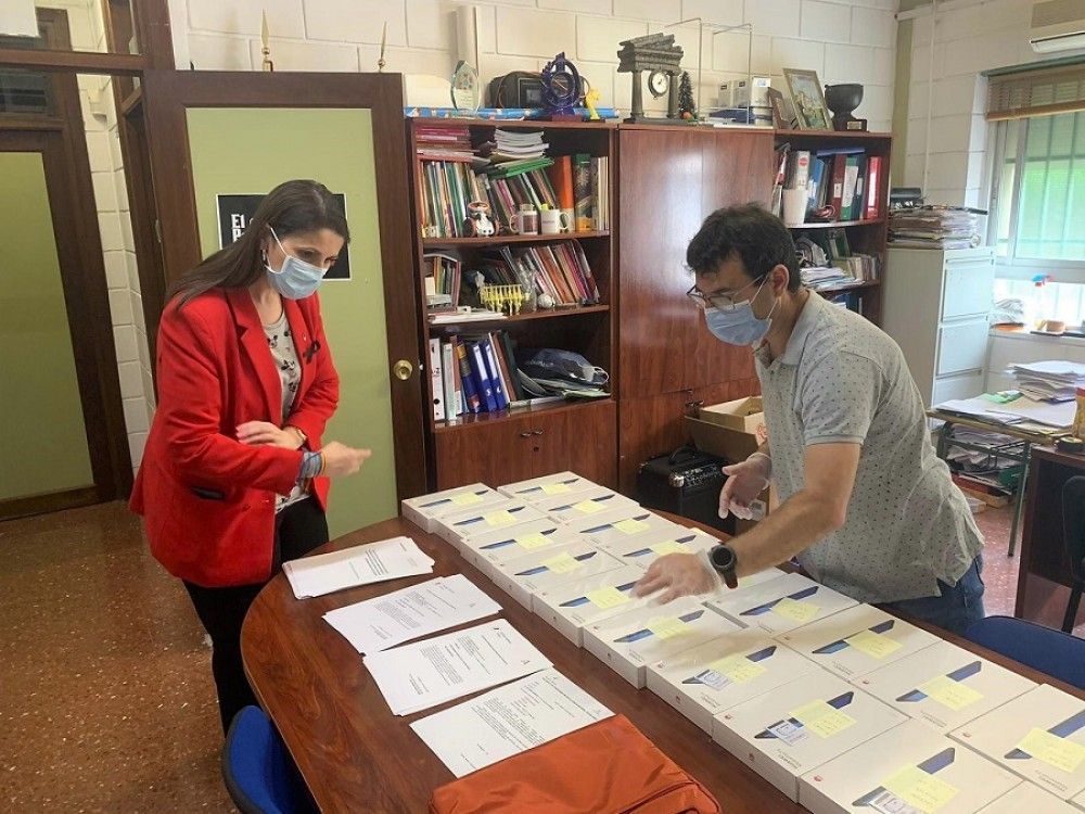 La Junta comienza la entrega en Málaga de dispositivos electrónicos al alumnado de zonas desfavorecidas para que continúe su formación