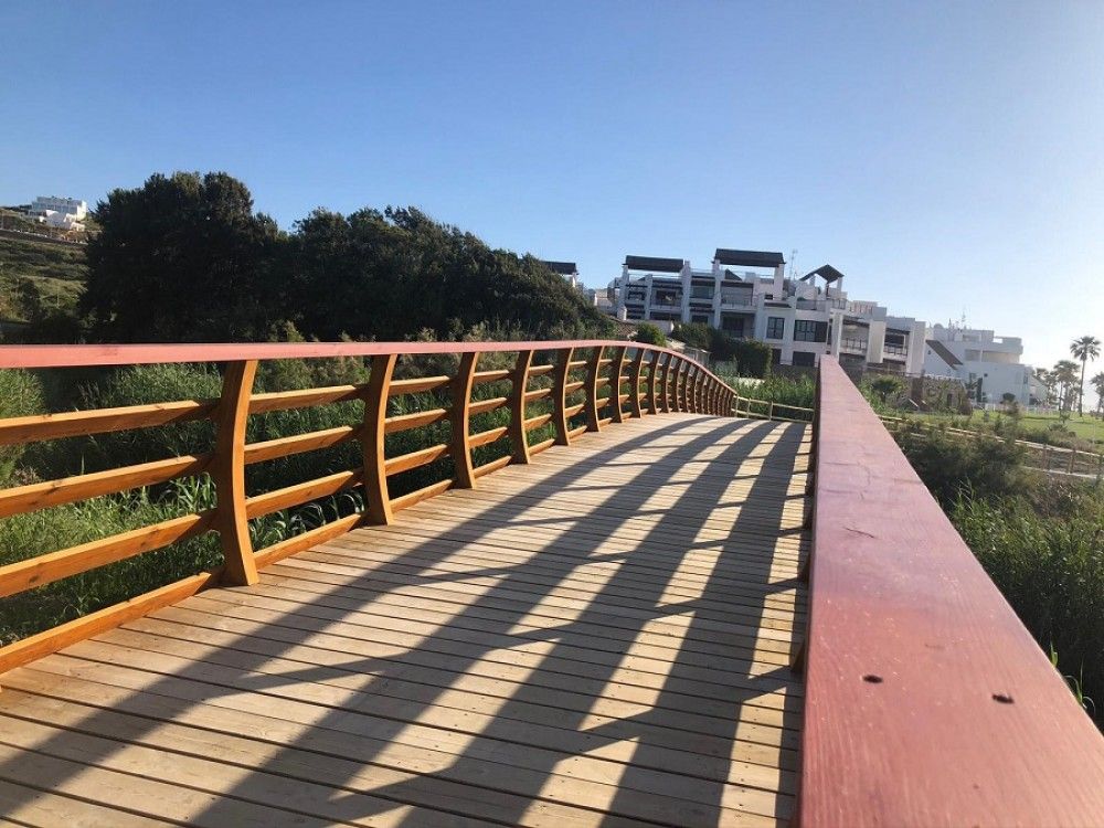Concluye un nuevo tramo de la Senda Litoral que mejora la comunicación peatonal entre Casares y Estepona