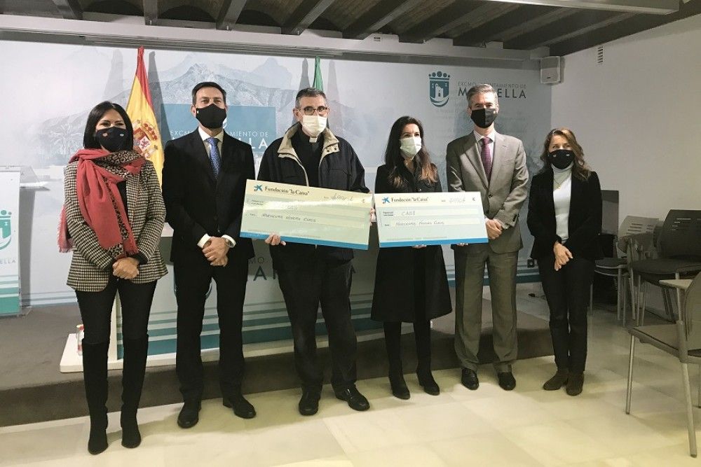 Cheque solidario de Obra Social La Caixa y CIT Marbella para la compra de juguetes para los niños esta Navidad a través de Cáritas y CADI