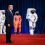 <p style="text-align: justify;">El presidente de Estados Unidos, Donald Trump, ha lanzado una encuesta con la que propone cambiarle el nombre a la inteligencia artificial (IA), al considerar que el término es inadecuado y muy poco elocuente.</p>
 
<p style="text-align: justify;">La agencia oficial de noticias rusa Sputnik informa de que, a través de su red social Truth Social, sugirió que sería mejor utilizar conceptos como "Inteligencia Superior (IS), Inteligencia Extrema (IE) o Inteligencia Suprema (IS)", lo cual sería "más elegante" y preciso para referirse a esta tecnología.</p>
<blockquote>
<p style="text-align: center;"><span style="color: #999999;">"Esta es una encuesta, y apreciaría mucho que todos voten: ¿cuál es el mejor nombre para esta creciente revolución?", señaló el mandatario norteamericano</span></p>
</blockquote>
<p style="text-align: justify;">No fue la única propuesta relacionada con la inteligencia artificial que Trump hizo este fin de semana. Poco después de esta publicación, defendió el desarrollo de esta tecnología, ante las críticas y dudas que ha generado su rápido crecimiento.</p>
<p style="text-align: justify;">Al respecto, aseguró que, al igual que ha ocurrido con otros temas políticos y sociales —como el cambio climático—, la "izquierda radical" difunde mentiras relacionadas con los alcances de la IA.</p>
<p style="text-align: justify;">Según el presidente de EEUU, primero intentaron publicar información sobre los peligros de los centros de datos, "hasta que la gente se dio cuenta de lo lucrativos y prestigiosos que son para las comunidades donde son construidos" y como esto se traduce en "mejores salarios, menos impuestos".</p>
<p style="text-align: justify;">Al haber fallado, ahora buscan diezmar el desarrollo de la IA, al margen de los llamamientos públicos que se han hecho para alertar sobre los riesgos que podría para la humanidad que esta tecnología avance al ritmo que lo ha estado haciendo, sostuvo Trump.</p>
<blockquote>
<p style="text-align: center;"><span style="color: #999999;">"Nosotros no intentaremos de ninguna manera esconder u obstaculizar el crecimiento de esta increíble industria. En su lugar, la apoyaremos, la ayudaremos y la vigilaremos mientras crece", escribió</span></p>
</blockquote>
<p style="text-align: justify;">Por ello, anunció que propondrá la creación de una "Fuerza IA", similar a la Fuerza Espacial que creó en su primer mandato, la cual contará con un "zar de la IA", aunque no detalló en qué consistirá el cargo ni quién podría ocuparlo, continúa informando Sputnik.</p>
<p style="text-align: justify;">"La IA es la siguiente revolución industrial, o el nuevo internet, pero será mucho más grande y tendrá un impacto mayor; posiblemente equivaldrá al 25% de nuestro PIB", afirmó Trump.</p>
