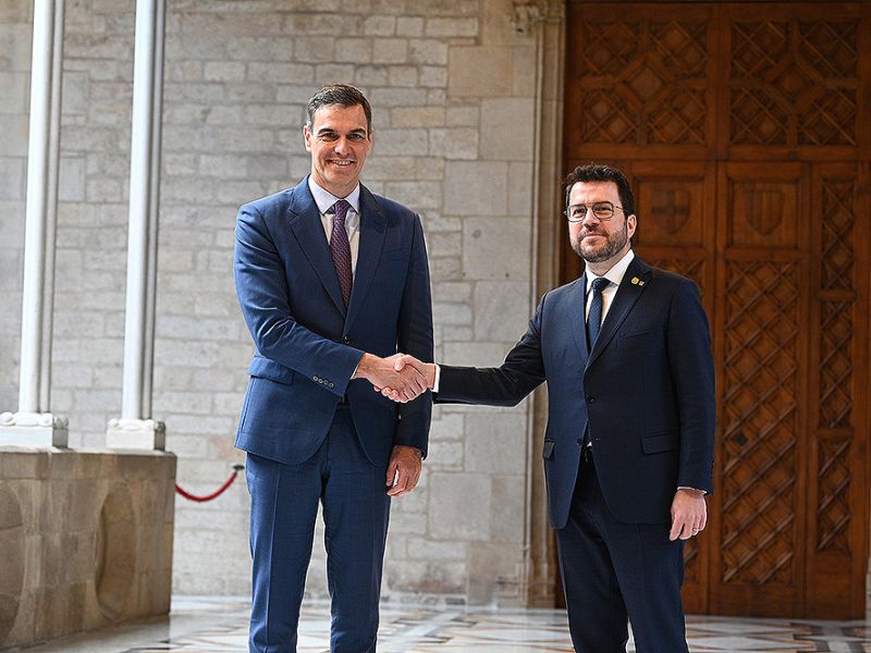 Pere Aragonès y Pedro Sánchez durante el encuentro mantenido ayer en Barcelona. / Pool Moncloa/Borja Puig