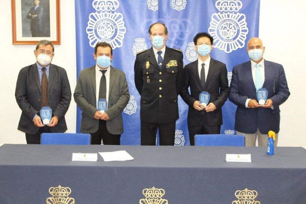 La Policía Nacional entrega en Málaga varios reconocimientos a personal externo por su colaboración con la institución